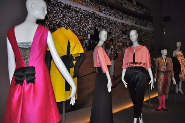 Haute Expo: Balenciaga Exhibit Opens at de Young Museum