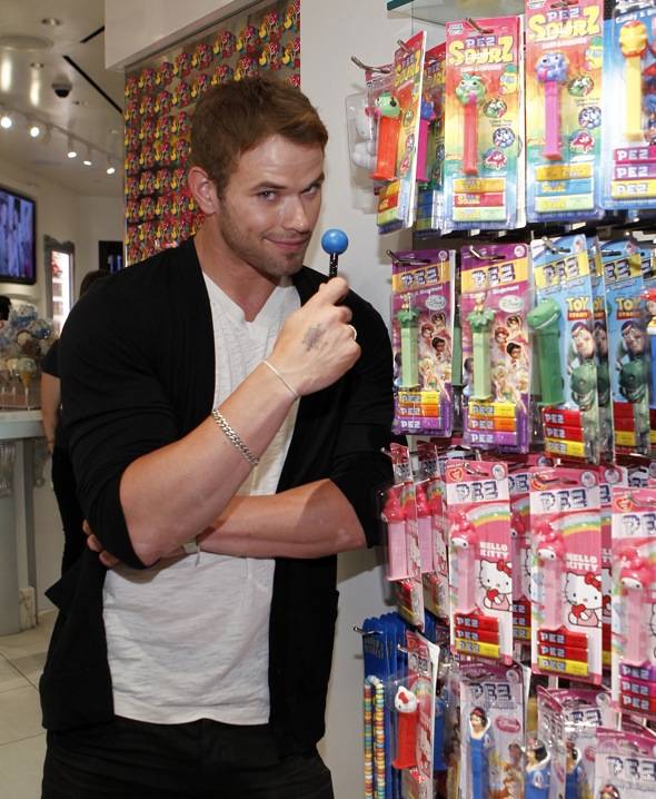 Haute Event: Kellan Lutz Dines on a Huge Sundae at Sugar Factory