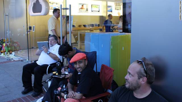 Fun Fact: Apple Co-Founder Steve Wozniak First in Line for iPhone 4S
