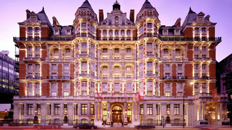 Rihanna Enjoys Royal Suite at Mandarin Oriental London