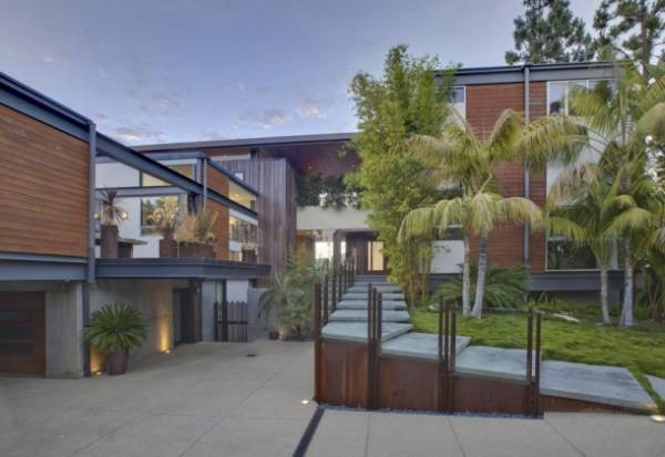 Ashton Kutcher’s Hollywood Hills Pad to Be Bought By Justin Bieber