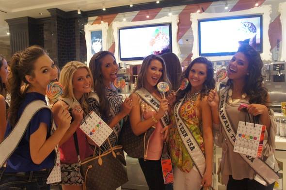Miss Teen USA contestants with lollipops