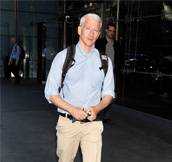 Anderson Cooper Yells At Woman For Littering in His Neighborhood