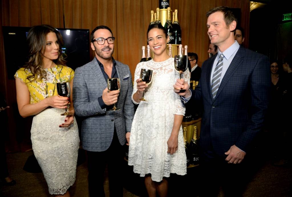 Kate Beckinsale, Jeremy Piven, Paula Patton and Peter Krause toast the 2015 Golden Globes